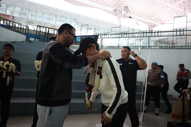 Tiba di Bandara Soekarno Hatta, Tim U-23 Indonesia Disambut Kalungan Bunga