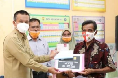 Walikota  Genius Umar Salurkan BLT  Dana Desa Kepada 55 Orang KPM  di Desa Ampalu