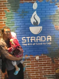 Bapak dan Anak Narsis di Strada Caffe Semarang