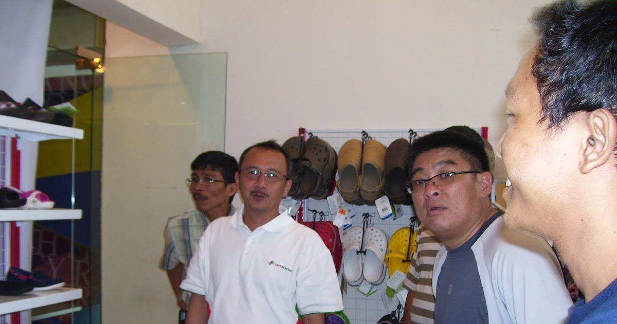 INFO BERITA Sandal  Crocs  Beli  Dua Gratis Satu Pasang
