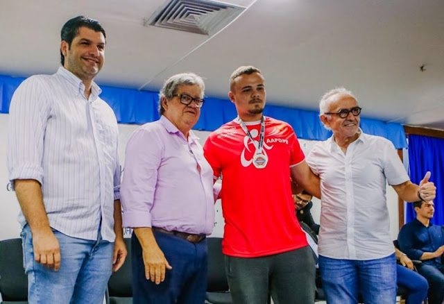 Cícero Lucena acompanha João Azevedo no anúncio de projetos para juventude, esporte e lazer no Estado