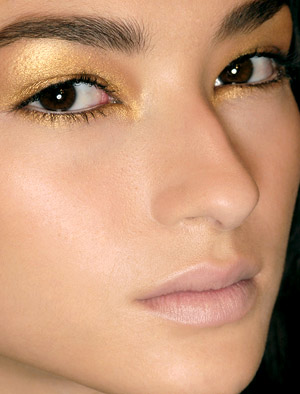 gold eyeshadow