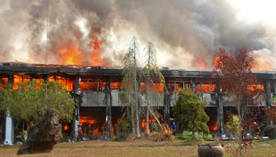 Kantor Gubernur Kalimantan Tengah Terbakar  