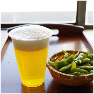 夏祭りには缶ビールではなく透明器に入れて枝豆をつまむ写真