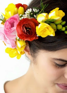 http://www.guiademanualidades.com/diadema-con-flores-frescas-30737.htm#more-30737