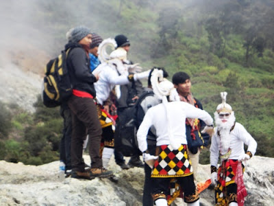 foto bersama Anoman di kawah sikidang