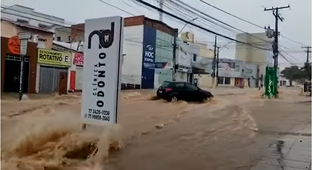 VIDEO: Chuva forte alaga ruas e enxurrada arrasta carros  em Vitória da Conquista