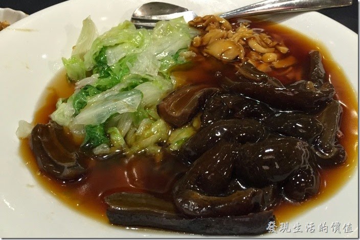 台北-維多麗亞酒店。綠蔬野菇扣烏參。沒有吃跳過。
