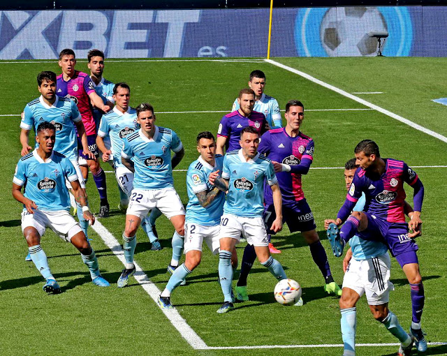 Joaquín despeja un balón con una gran concentración de jugadores en el área vallisoletana. REAL CLUB CELTA DE VIGO 1 REAL VALLADOLID C. F. 1. 28/02/2021. Campeonato de Liga de 1ª División, jornada 25. Vigo, Pontevedra, estadio Abanca Balaídos. GOLES: 0-1: 69’, Fabián Orellana. 1-1: 90+4’, Jeison Murillo.