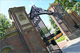 Johnston Gate, Universidad de Harvard