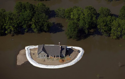 Mississippi Homeowners Build Their Own Dams to Escape the Floods Seen On www.coolpicturegallery.us