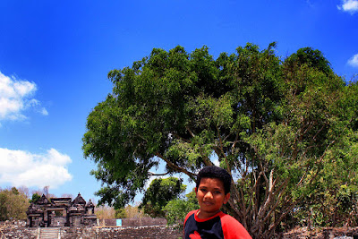 Menikmati View yang Indah dari Candi Ratu Boko - Eri 