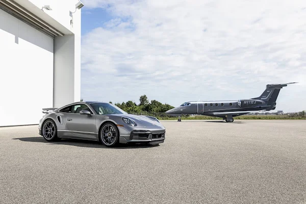 Porsche e Embrear lançam 911 e Phenom 300E combinados