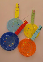 Instrumentos musicales de juguetes hechos con materiales reutilizados