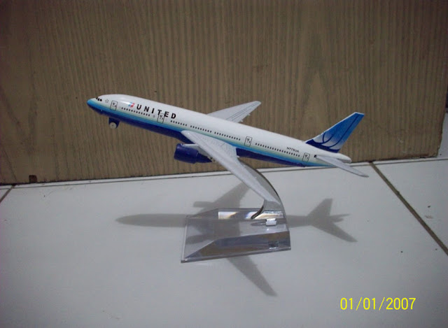 Diecast Miniatur Pesawat United B777