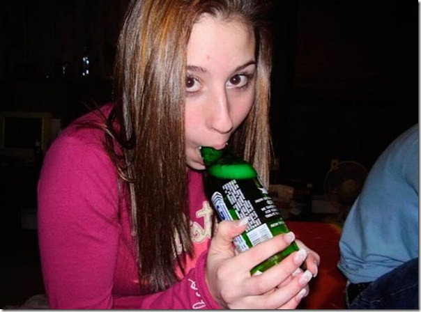 Garotas bebendo cerveja de forma estranha (28)