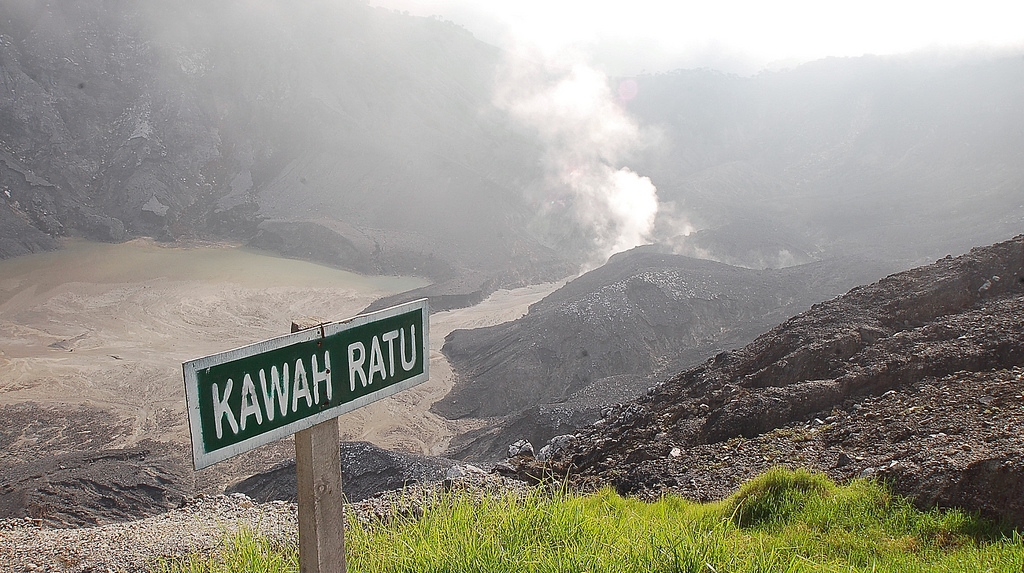 Download this Gunung Tangkuban Perahu Mountain picture