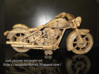 Karya seni dari koran bekas MINIATUR motor HARLEY 