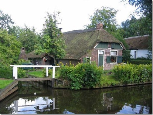 a_dutch_village_only_accessible_by_boat_640_02