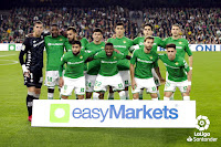 REAL BETIS BALOMPIÉ. Temporada 2019-20. Joel Robles, William Carvalho, Borja Iglesias, Carlos Aleñá, Aissa Mandi, Marc Bartra, Guido Rodríguez. Fekir, Emerson, Sergio Canales, Alex Moreno. REAL BETIS BALOMPIÉ 2 F. C. BARCELONA 3. 09/02/2020. Campeonato de Liga de 1ª División, jornada 23. Sevilla, estadio Benito Villamarín (54.526 espectadores). GOLES: 1-0: 6’, Canales, de penalti. 1-1: 8’, Frenkie De Jong. 2-1: 27’, Fekir. 2-2: 45’, Busquets. 2-3: 72’, Lenglet.