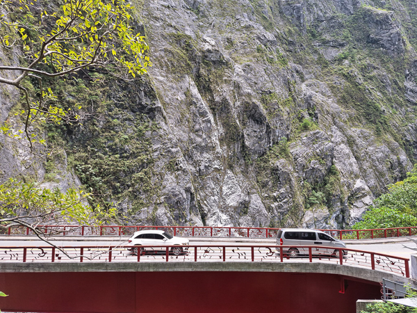 花蓮秀林流芳橋觀景台欣賞立霧溪90度大轉彎，和太魯閣山壁峽谷