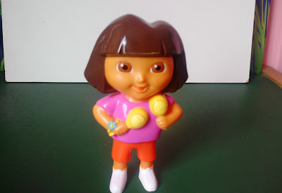 Brinquedo de plástico boneca achatada da Dora aventureira  segurando maracas, musical com 3 melodidas diferentes ,Viacom,  promoção Reader's digest Publishing - 14 cm de altura  R$ 20,00