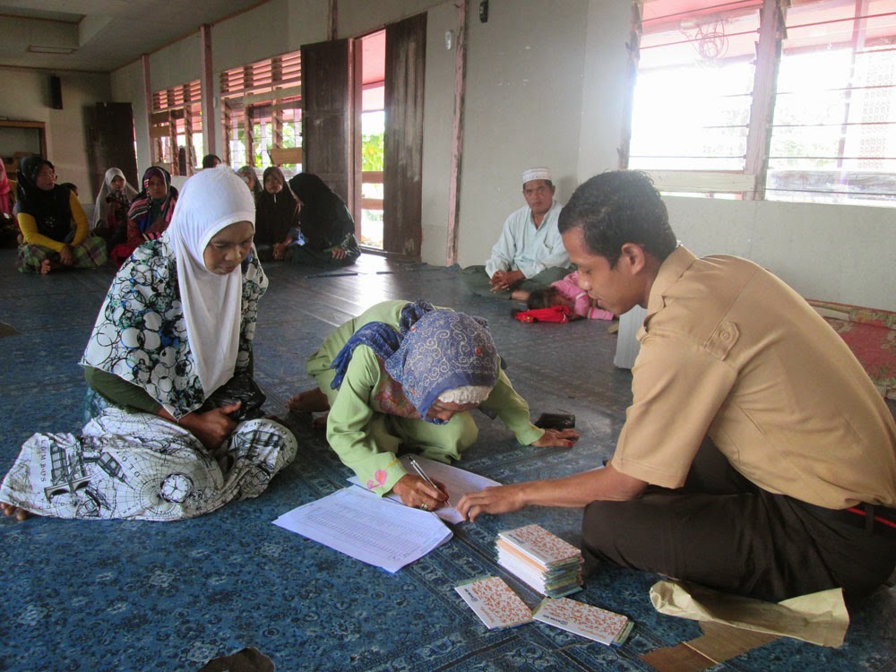 MIN Habirau Tengah Bagikan Dana Bantuan Siswa Miskin