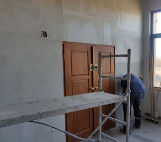 Halil finishing the first plastering coat