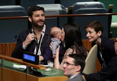 jacinda cuidando da filha