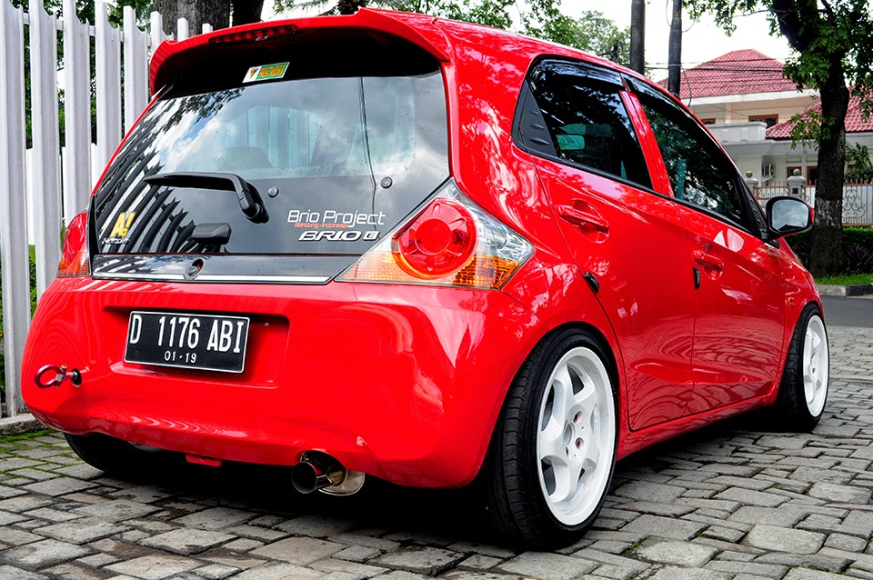 Gambar Modifikasi  Mobil  Brio  Interior Warna  Putih  Dan Merah