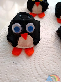 Pingüino hecho con cartón de huevera y fieltro