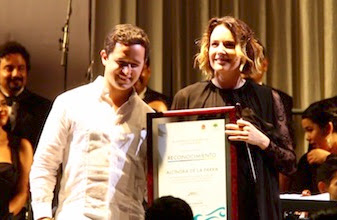 ¡Espectacular!: Carlos Joaquín Jr entrega reconocimiento a Alondra de la Parra