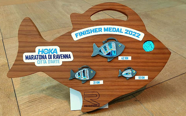 Presentata la medaglia dell'edizione 2022 di Hoka Maratona di Ravenna