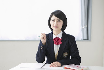 写真 「試験勉強に取り組む女生徒」