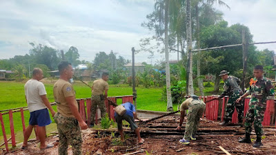  Satgas Pamtas RI-Mly Yonarmed 16/TK Bersama TDM Gotong-royong Renovasi Rumah Adat Dayak