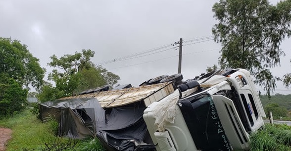 Barreiras: Carreta carregada de fertilizantes tomba na BR 135