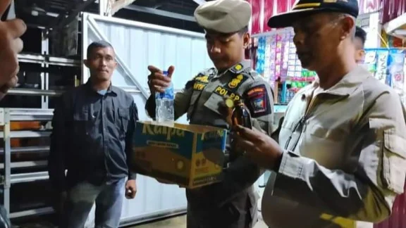 Dikemas dalam Kemasan Minuman Berenergi, Tuak Suling Diamankan Satpol PP Kota Padang, Warung yang Jual di Depan Gerbang SMPN 17