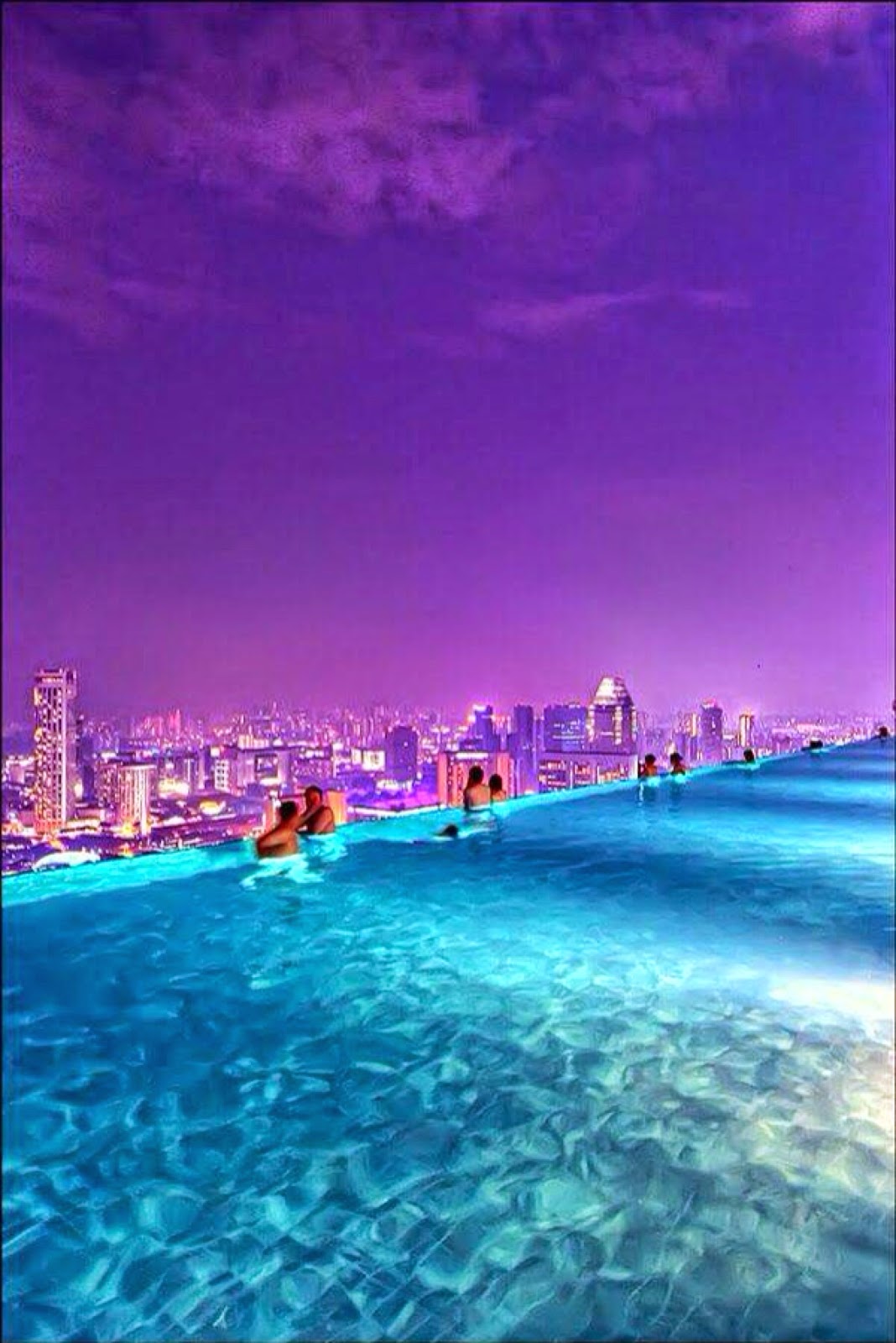 Infinite Pool in Hotel Marina Bay 