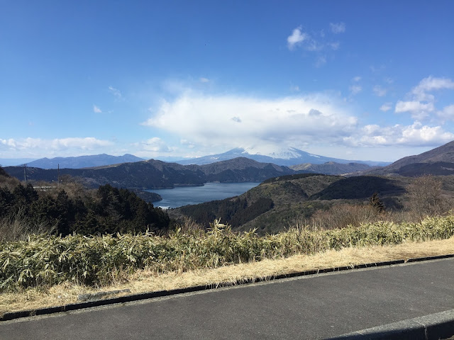 マツダ箱根ターンパクのスカイラウンジから望む富士山（富士山が雲を作り出してる。）