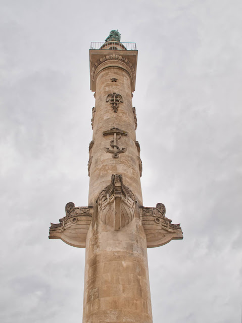 jiemve, une des colonnes de la place des quinconces à Bordeaux