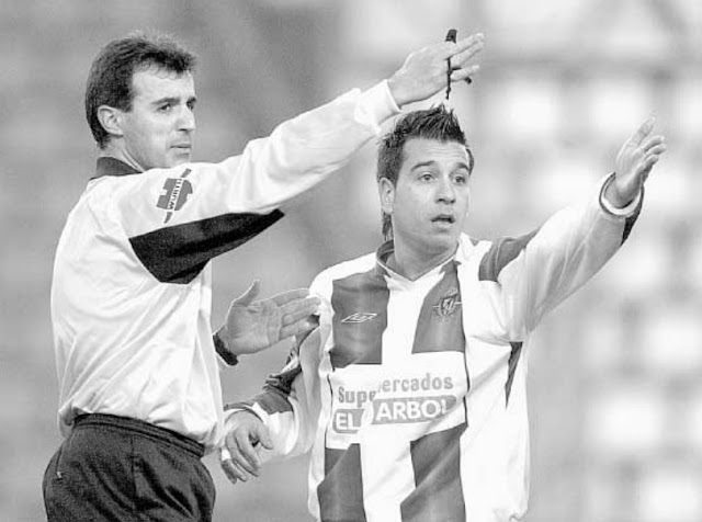 Sousa protesta a Pérez Lasa por un penalti no señalado. REAL VALLADOLID C. F. 0 REAL MURCIA C. F. 0. 14/12/2003. Campeonato de Liga de 1ª División, jornada 16. Valladolid, estadio Nuevo José Zorrilla. GOLES: No hubo.