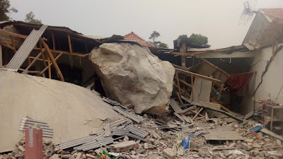 Gunakan Bahan Peledak, Batu Besar Hasil Tambang PT. MSS Hancurkan Rumah Warga