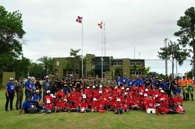 Niños y niñas del Campamento de Verano que organiza el Ministerio de la Mujer comparten un Día con el Ejército 