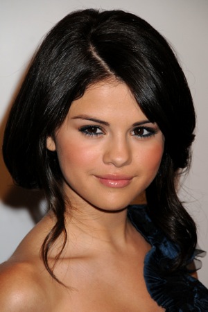 selena gomez straight hair 2011. selena gomez hair short and