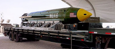   Recentemente os Estados Unidos lançaram uma bomba no Noroeste no Afeganistão, onde estavam os rebeldes do Estado Islâmico. O objetivo era destruir as instalações usadas pelo grupo. Mas para realizar o trabalho com eficiência, os Estados Unidos resolveram utilizar uma bomba GBU-43/B, conhecida como a “Mãe de Todas as Bombas”. Ela mede nove metros e é o maior artefato não nuclear do arsenal norte-americano. A utilizada contra o Afeganistão carregava uma quantidade de explosivo para gerar impacto equivalente a 11 toneladas de TNT.  Se você ficou curioso em saber o tamanho deste estrago, basta olhar o vídeo divulgado pelo Departamento de Defesa dos EUA. De acordo com Jack Crosbie, do site Inverse, essas imagens foram registradas da aeronave – Lockheed C-130 Hercules – que levou a bomba até a região. Ainda não há muitas informações liberadas sobre o ataque, mas segundo uma notícia divulgada pelo portal Aljazeera, cerca de cem rebeldes do ISIS morreram no ataque da GBU-43/B. Porém, estes dados ainda não foram confirmados por fontes oficiais.   FONTE: Inverse