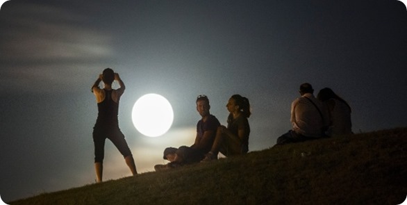 Grupo-assiste-a-lua-em-seu-perigeu-termo-tecnico-para-o-fenomeno-conhecido-como-superlua-na-cidade-de-madri-espanha-nesta-terca-feira-9-a-superlua-ocorre-quando-a-lua-chega-mais-proximo-14103095239