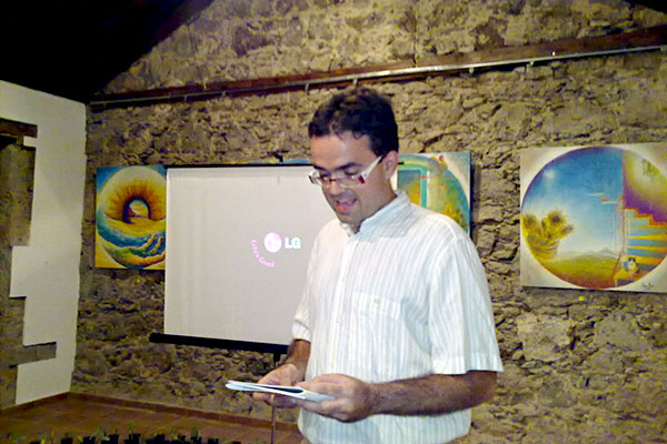 El pintor Felipe Juan durante el recital poético.