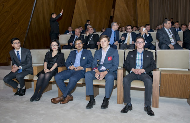 De izquierda a derecha: Giri, Yifan, Harikrishna, Karjakin y Caruana en la ceremonia de inaguración.