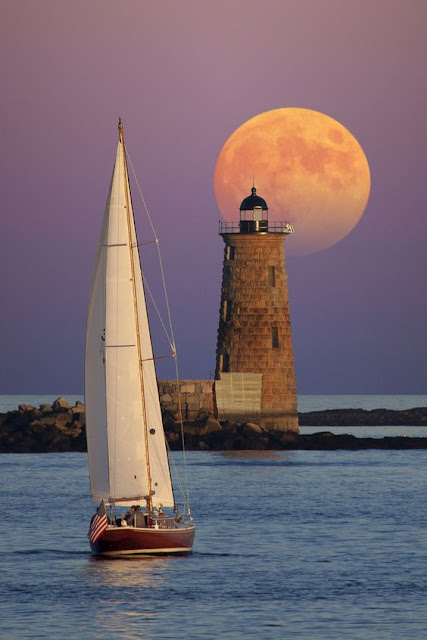 phare et navire en mer