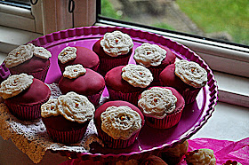 http://cupcakeluvs.blogspot.dk/2014/05/cupcake-med-hkleirer-crochet-cupcakes.html